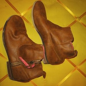 Girl's size 4 Cat & Jack boot